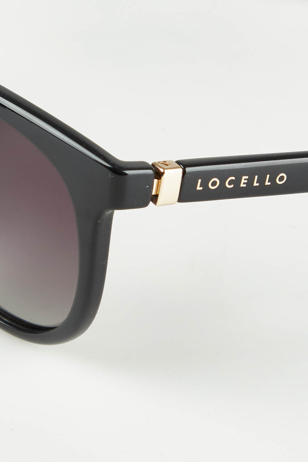 A model wearing size OneSize of the Bella Sunglasses in colour Black (Black), from the front, showing the whole outfit