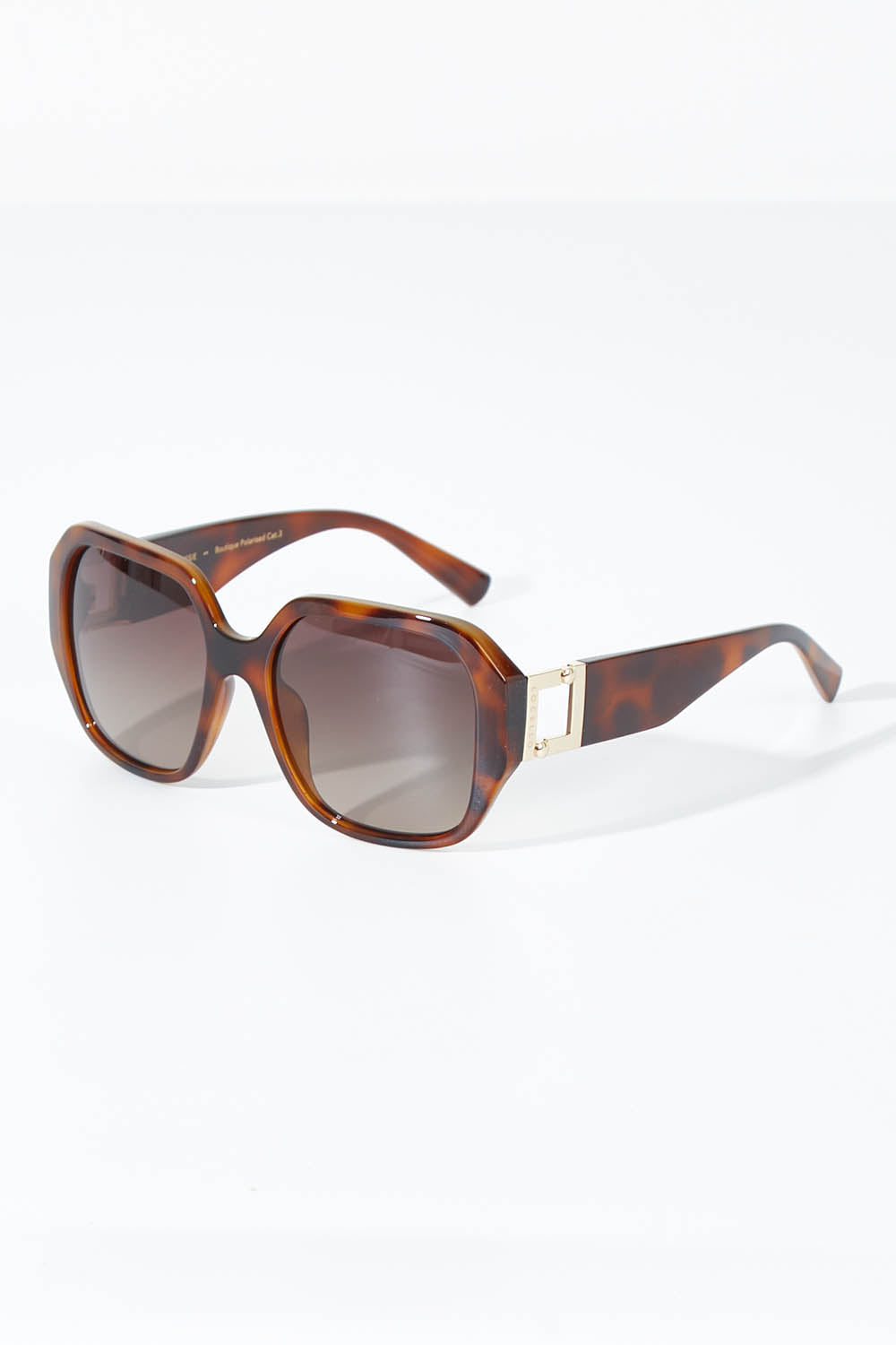 A model wearing size OneSize of the Bessie Sunglasses in colour Tortoise, from the front, showing the whole outfit