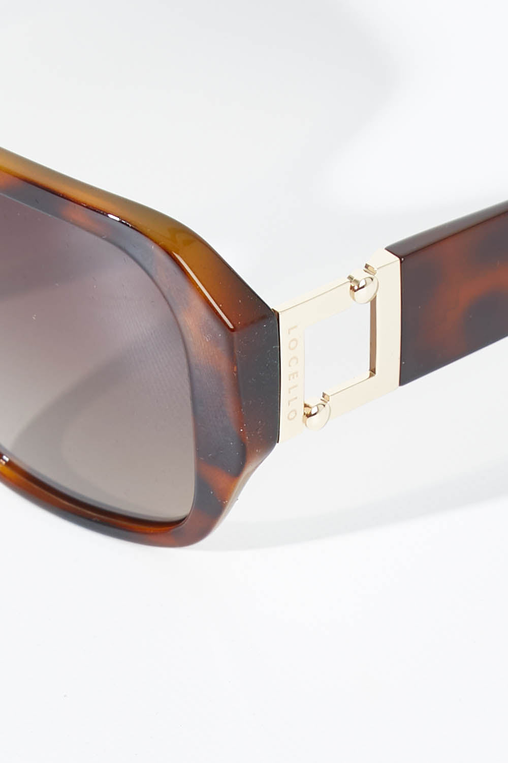A model wearing size OneSize of the Bessie Sunglasses in colour Tortoise, from the front, showing the whole outfit