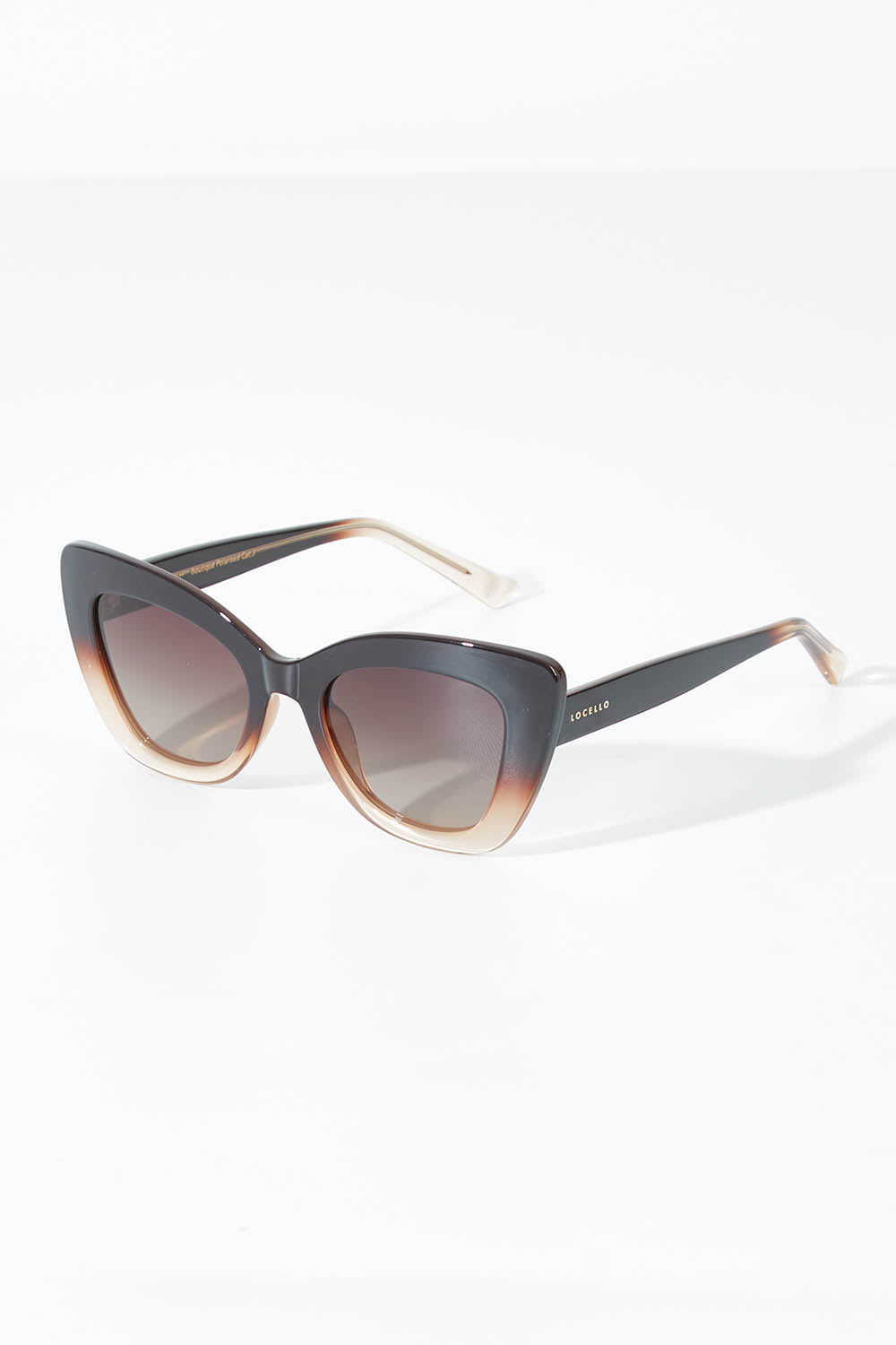 A model wearing size OneSize of the Eden Sunglasses in colour Ombrebrown, from the front, showing the whole outfit