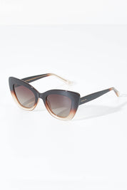 A model wearing size OneSize of the Eden Sunglasses in colour Ombrebrown, from the front, showing the whole outfit