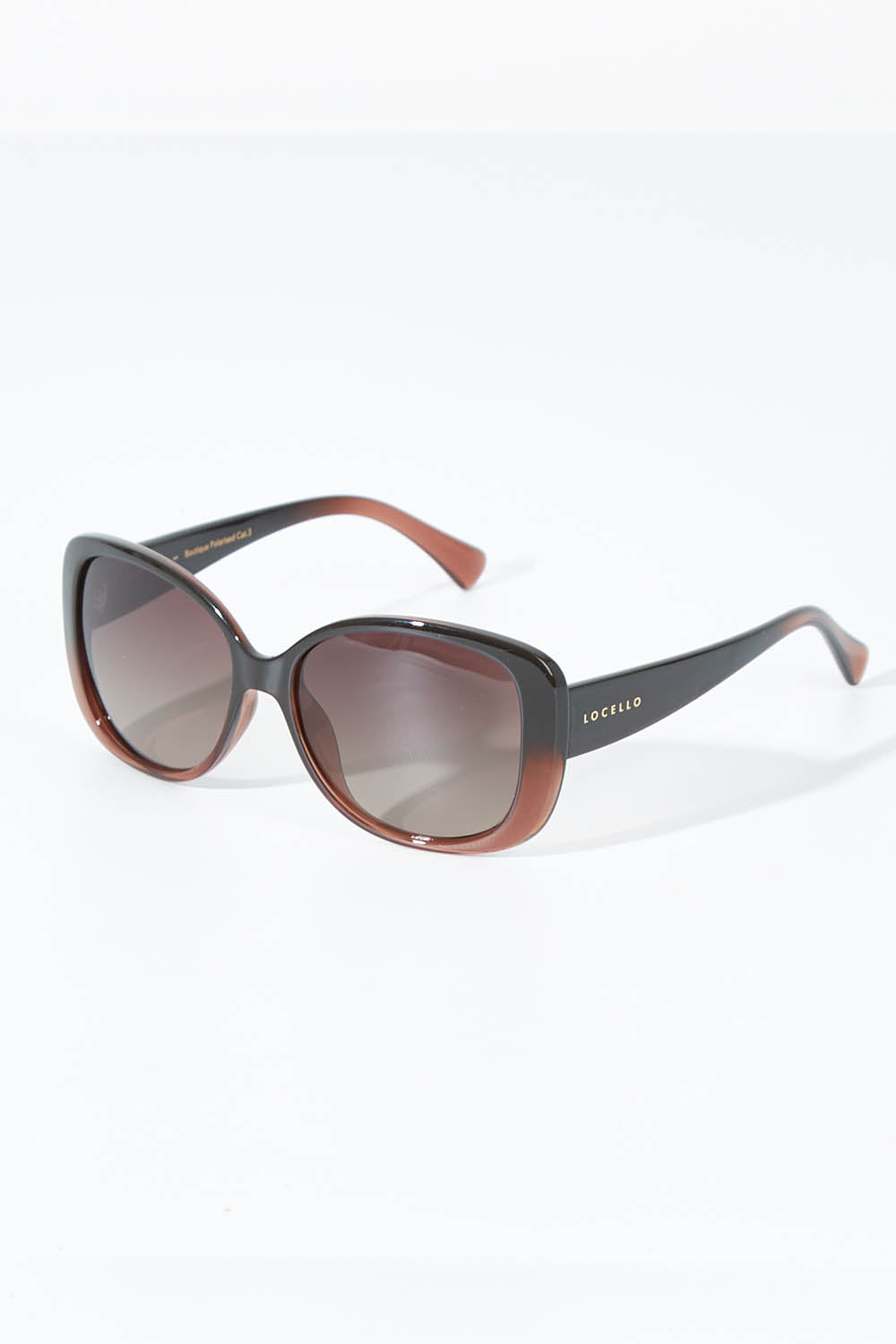 A model wearing size OneSize of the Franca Sunglasses in colour Brown, from the front, showing the whole outfit