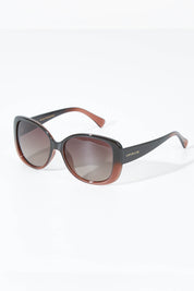 A model wearing size OneSize of the Franca Sunglasses in colour Brown, from the front, showing the whole outfit