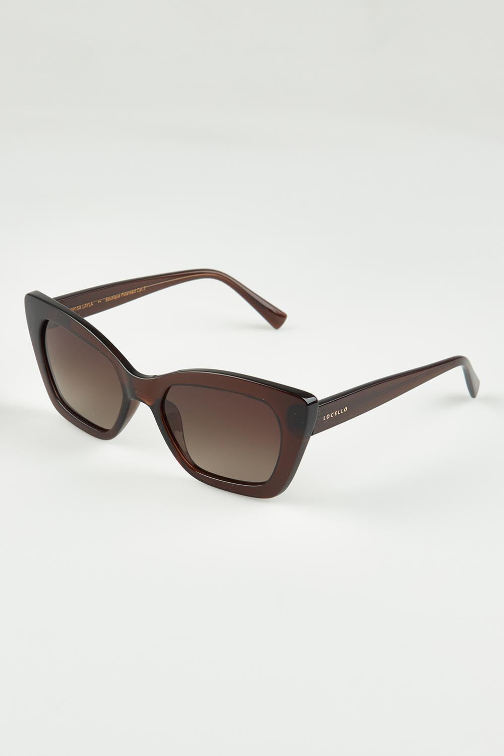 A model wearing the Layla Sunglasses in colour Crystbrown, from the front, showing the whole outfit