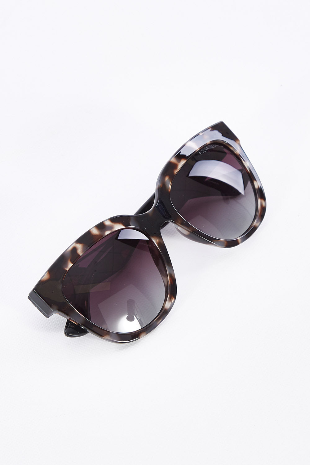 A model wearing size OneSize of the Mercedes Sunglasses in colour Tortoise, from the front, showing the whole outfit