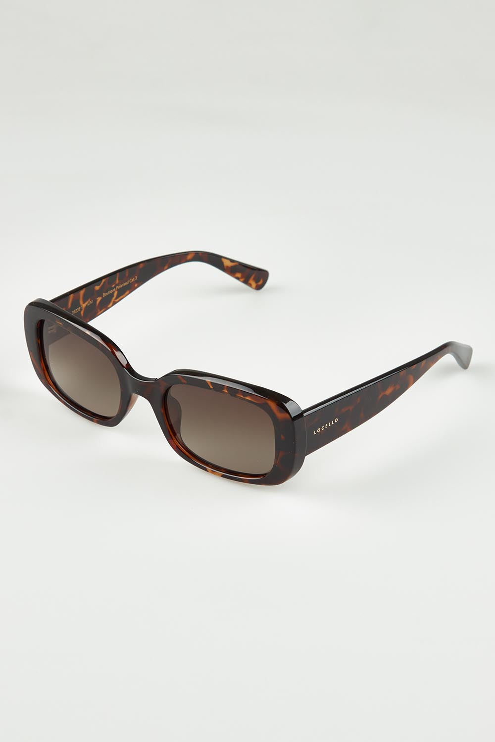 A model wearing the Taytum Sunglasses in colour Tortoise, from the front, showing the whole outfit