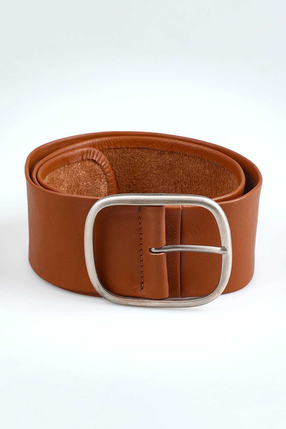 A model wearing size S of the Emma Wide Leather Belt in colour Cognac, from the front, showing the whole outfit