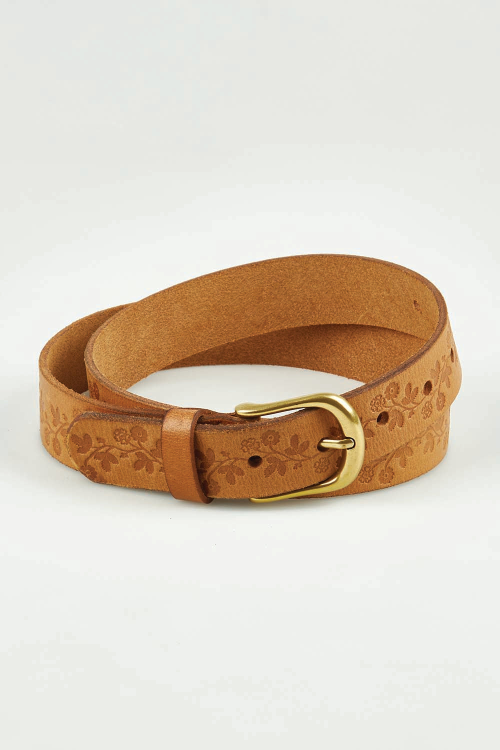 A model wearing size S of the Kylie Leather Belt in colour Natural, from the front, showing the whole outfit