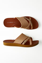 A model wearing size 37 of the Bride Slide in colour Caramelraf, from the front, showing the whole outfit