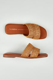 A model wearing size 37 of the Las Slide in colour Caramel, from the front, showing the whole outfit
