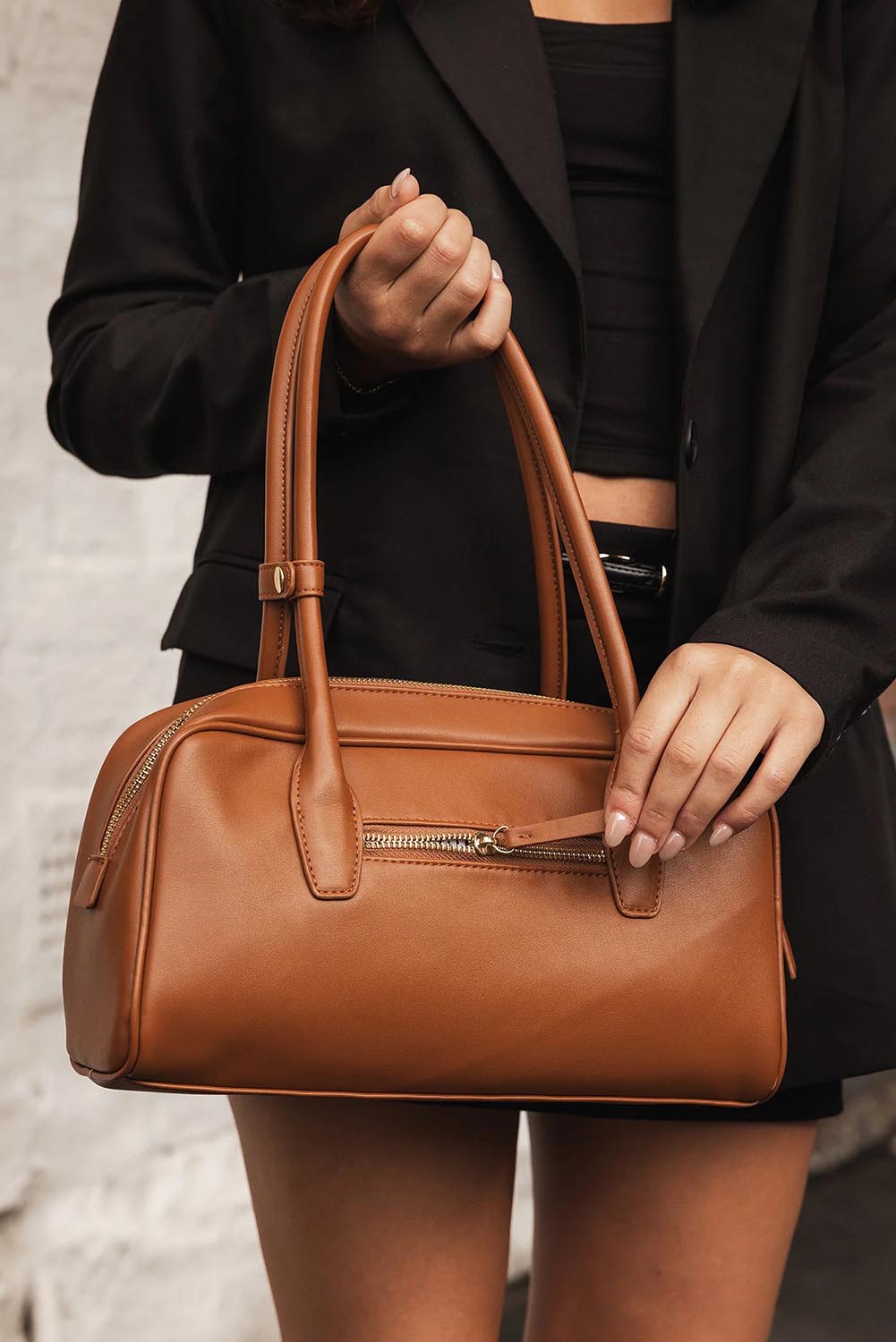 A model wearing the Paloma Shoulder Bag in colour Tan, from the front, showing the whole outfit