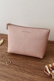 A model wearing The Everyday Pouch in colour Duskypink (Pink), from the front, showing the whole outfit