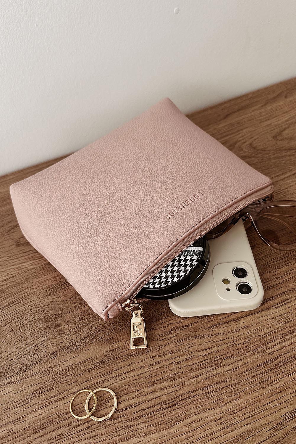 A model wearing The Everyday Pouch in colour Duskypink (Pink), from the front, showing the whole outfit