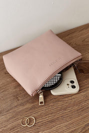 A model wearing The Everyday Pouch in colour Duskypink (Pink), from the front, showing the whole outfit