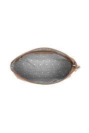 Product shot of The Everyday Pouch in colour Honeysuede, detail
