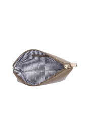 Product shot of The Everyday Pouch in colour Mocha, detail