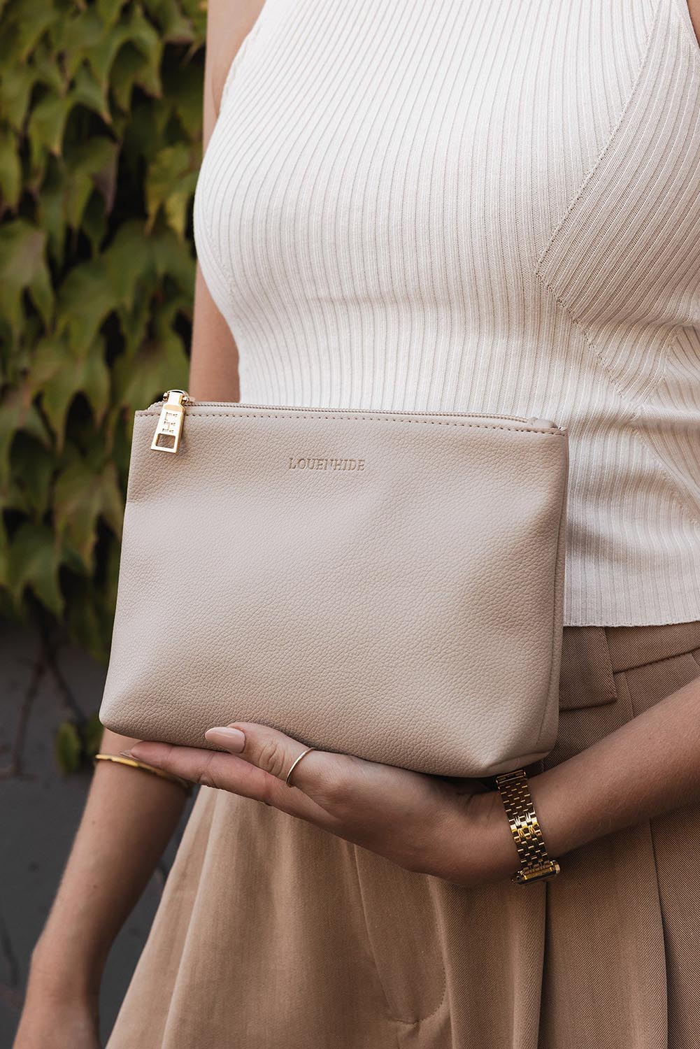 A model wearing The Everyday Pouch in colour Oat, from the front, showing the whole outfit
