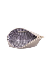 Product shot of The Everyday Pouch in colour Oat, detail