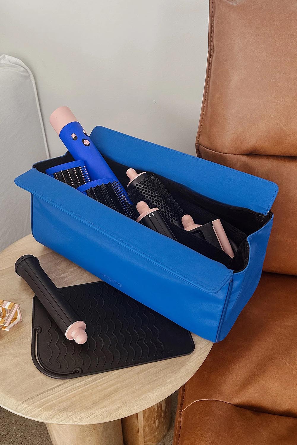 A model wearing the Margot Hot Tool Case in colour Royalblue (Blue), from the front, showing the whole outfit