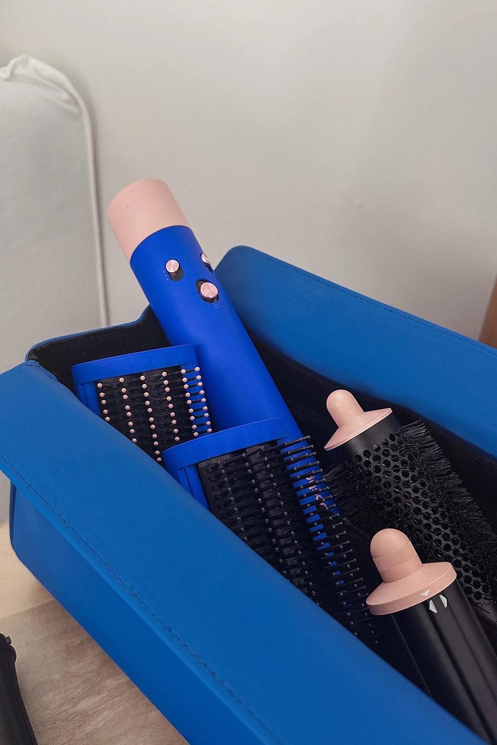 A model wearing the Margot Hot Tool Case in colour Royalblue (Blue), from the front, showing the whole outfit