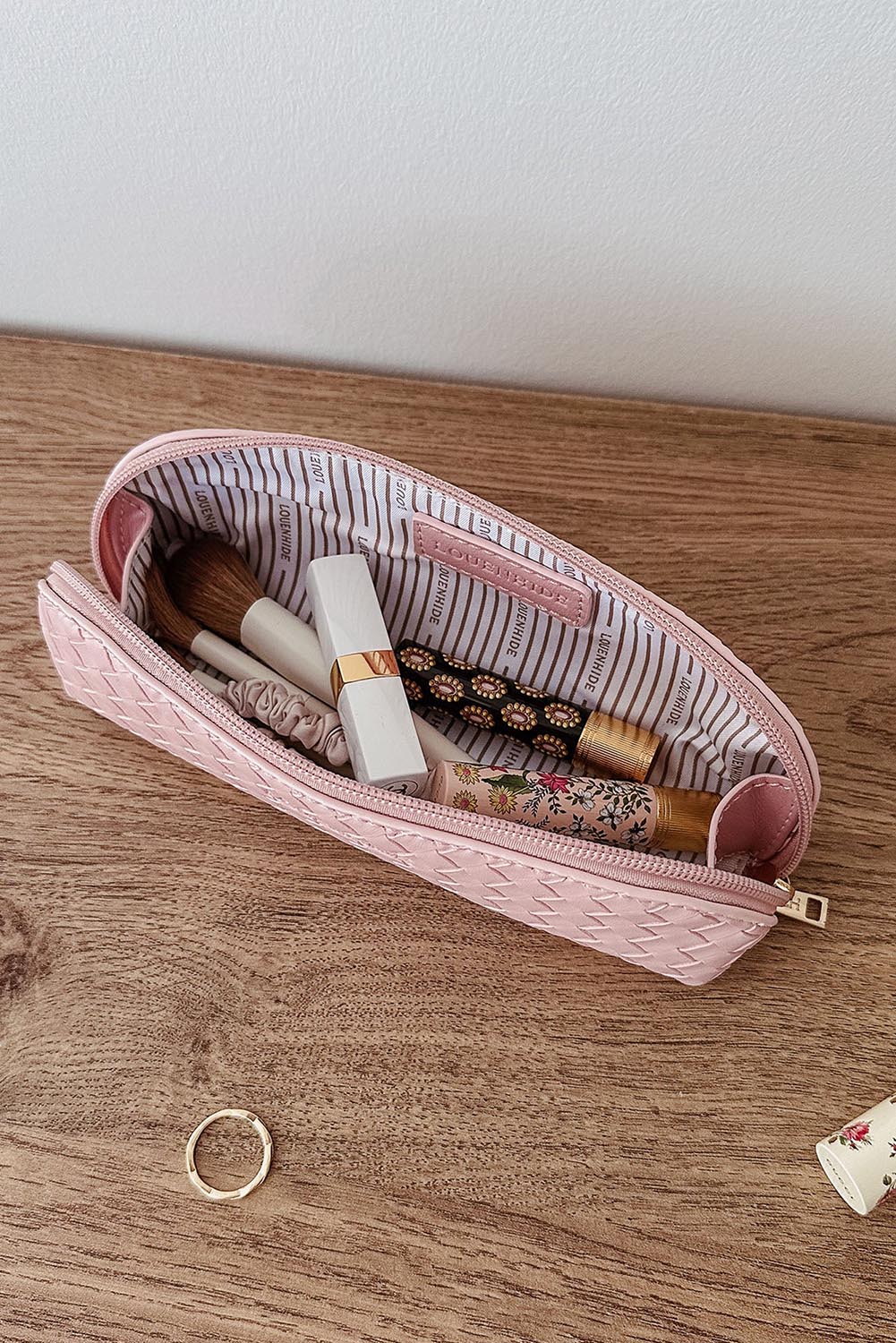 A model wearing the Jayne Makeup Bag in colour Duskypink (Pink), from the front, showing the whole outfit