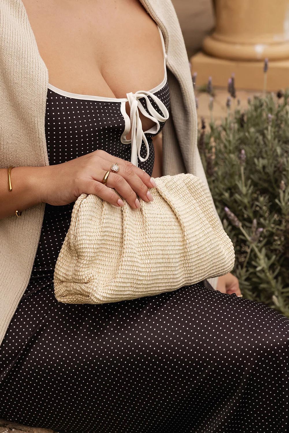 Product shot of the Goldie Clutch - Raffiavanilla in colour Raffiavanilla, from the front