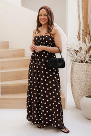 A model wearing the Uma Day Night Crossbody Bag in colour Black (Black), from the front, showing the whole outfit