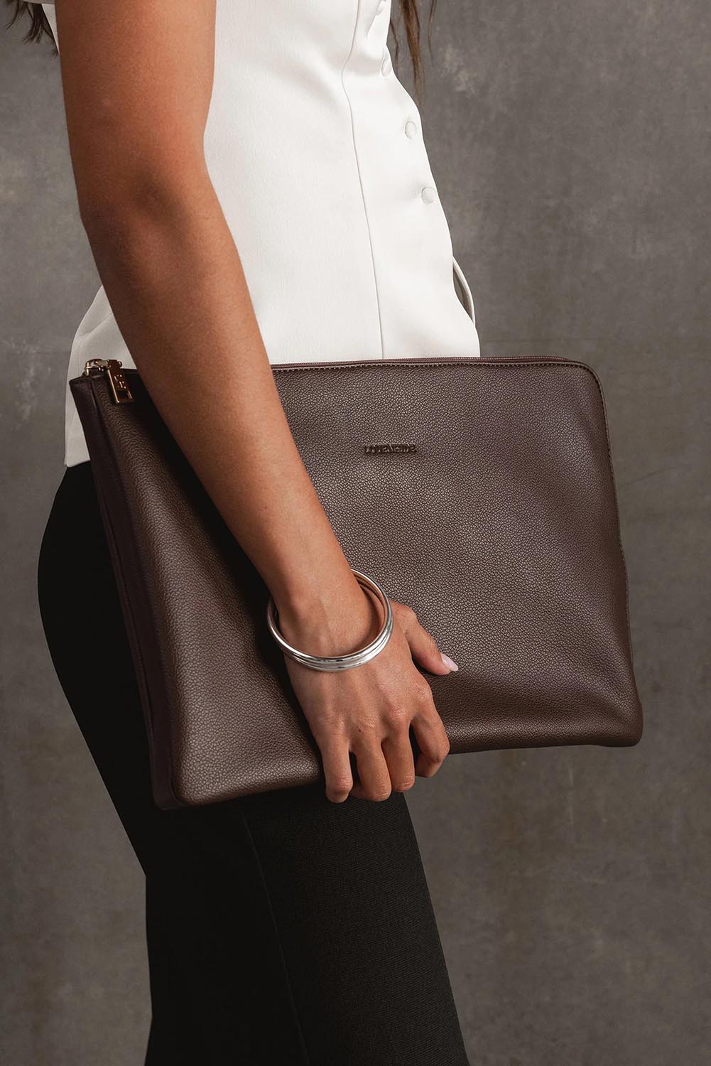 A model wearing the Liv Laptop Sleeve in colour Chocolate, from the front, showing the whole outfit
