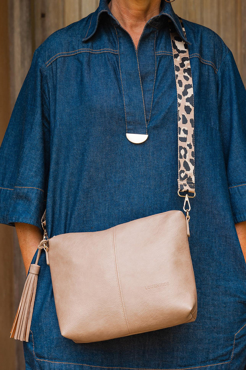 A model wearing the Daisy Crossbody Bag in colour Frappetylr, from the front, showing the whole outfit