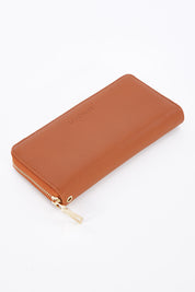 A model wearing size OneSize of the Jessica Wallet in colour Tan, from the front, showing the whole outfit