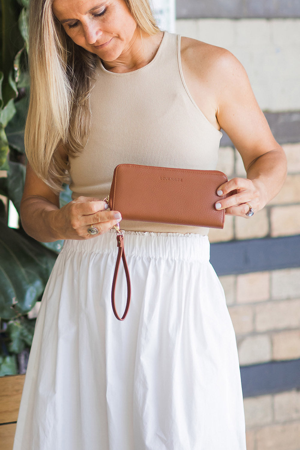 Product shot of the Jessica Wallet in colour Tan, detail