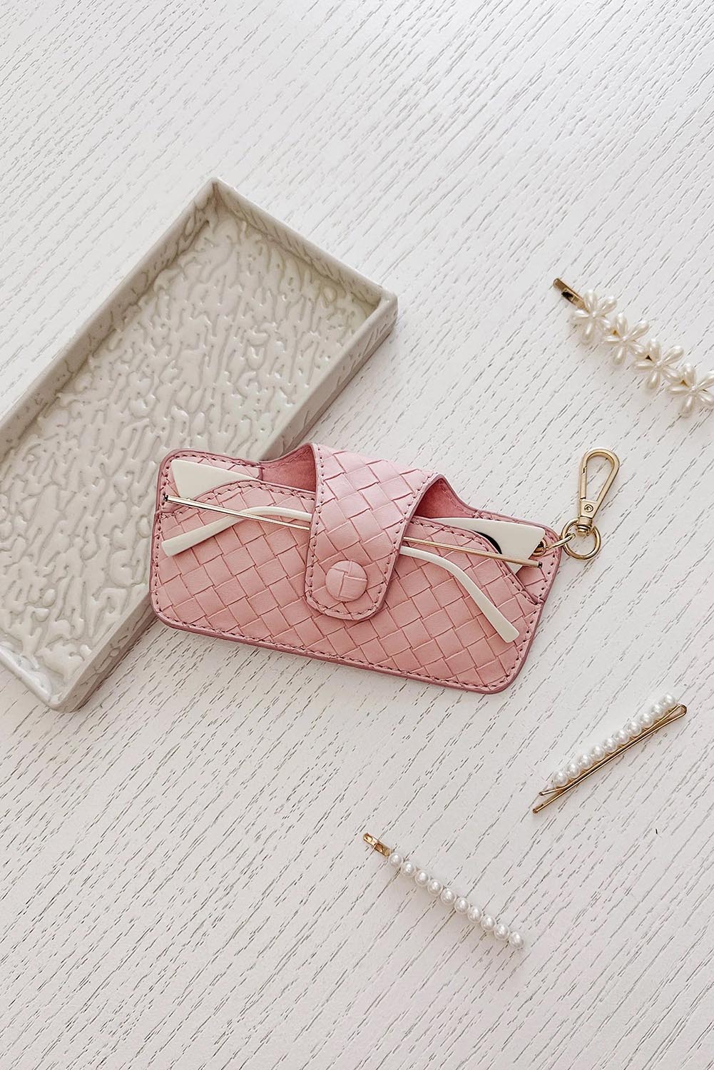 A model wearing the Woven Skittle Glasses Case in colour Duskypink (Pink), from the front, showing the whole outfit