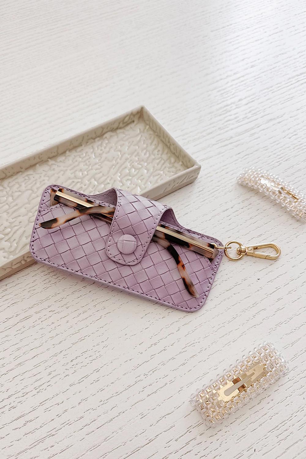 A model wearing the Woven Skittle Glasses Case in colour Lilac (Purple), from the front, showing the whole outfit