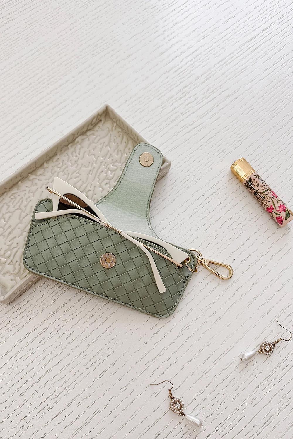 A model wearing the Woven Skittle Glasses Case in colour Sagegreen (Green), from the front, showing the whole outfit