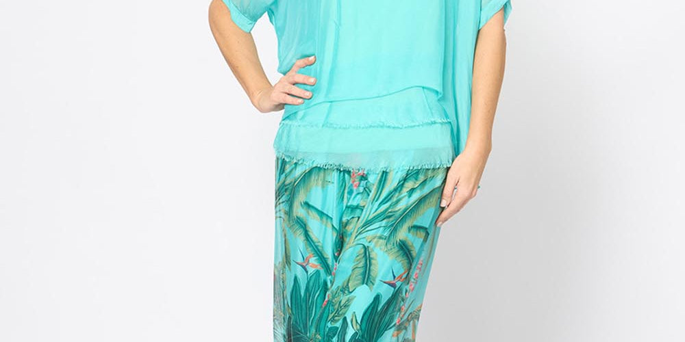 Model Genericm wearing size sample of the Silk Blend Printed Pant - Acquagarden in colour Acquagarden, from the front