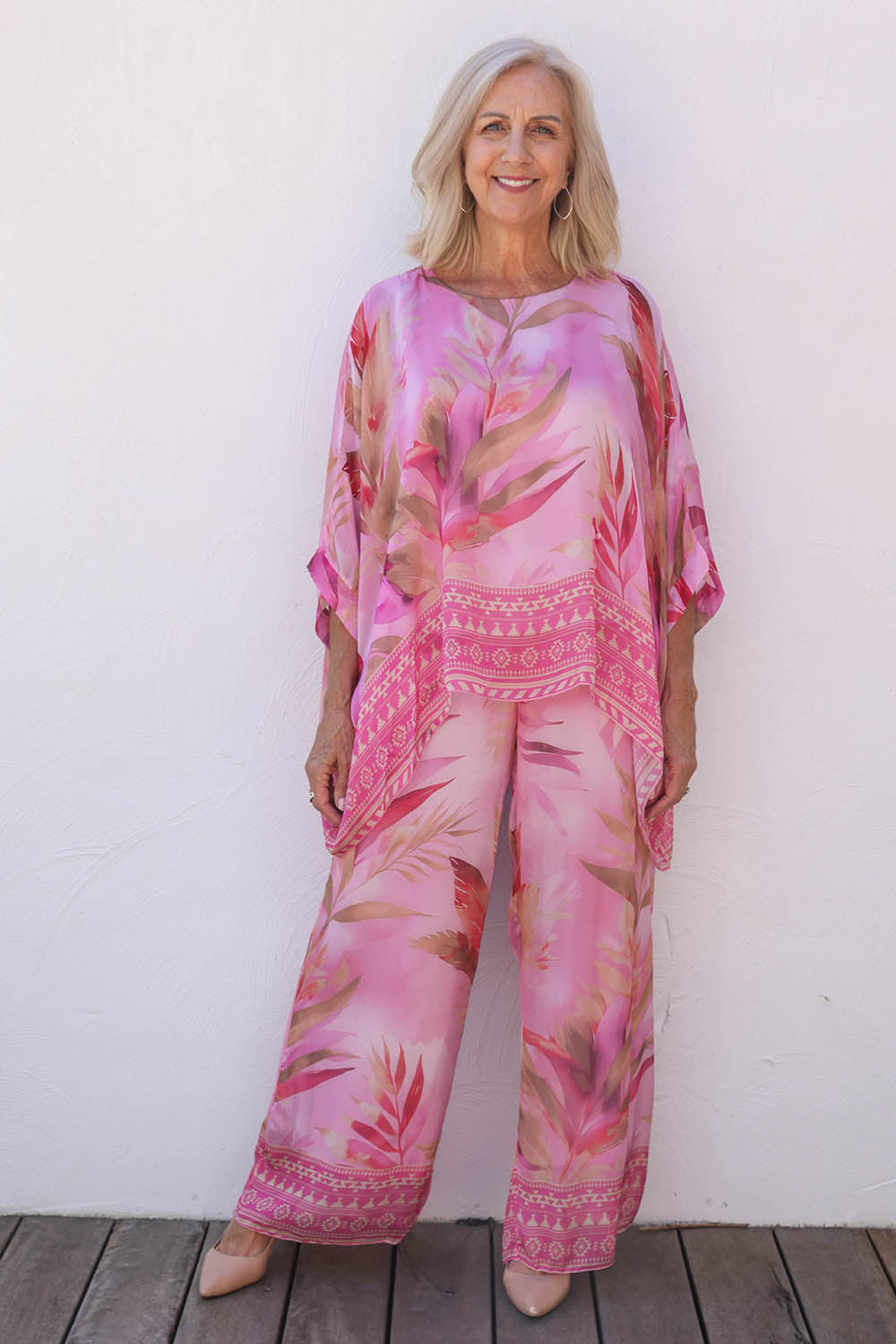 Model Sandy wearing the Silk Blend Printed Pant – Pinkprint (Pink), from the front, showing the whole outfit