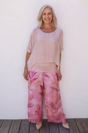 Model Sandy wearing the Silk Blend Printed Pant – Pinkprint (Pink), from the front, showing the whole outfit
