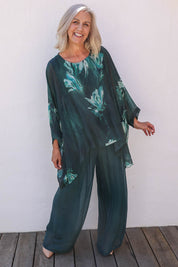 Model Sandy wearing the Silk Pant in colour Darkgreen (Green), from the front, showing the whole outfit