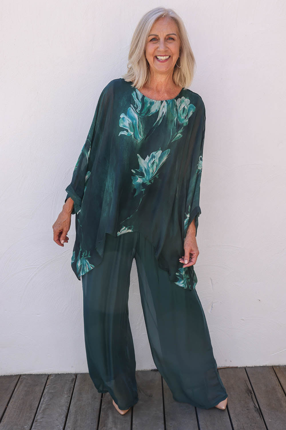 Model Sandy wearing the Silk Pant in colour Darkgreen (Green), from the front, showing the whole outfit