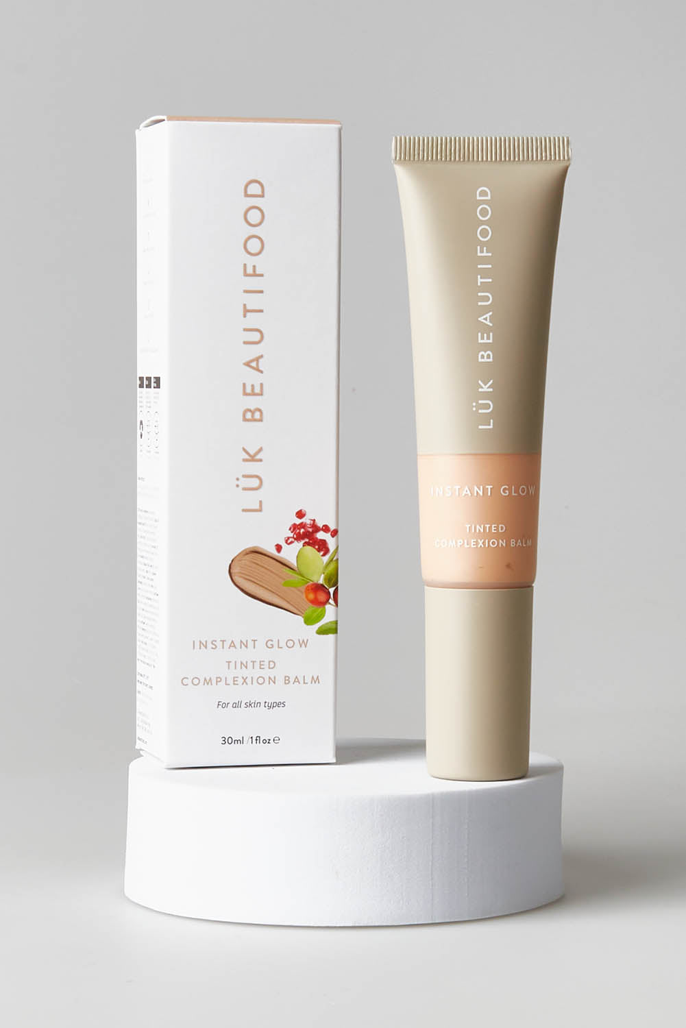 A model wearing size OneSize of the Tinted Complexion Balm in colour Lightmed, from the front, showing the whole outfit