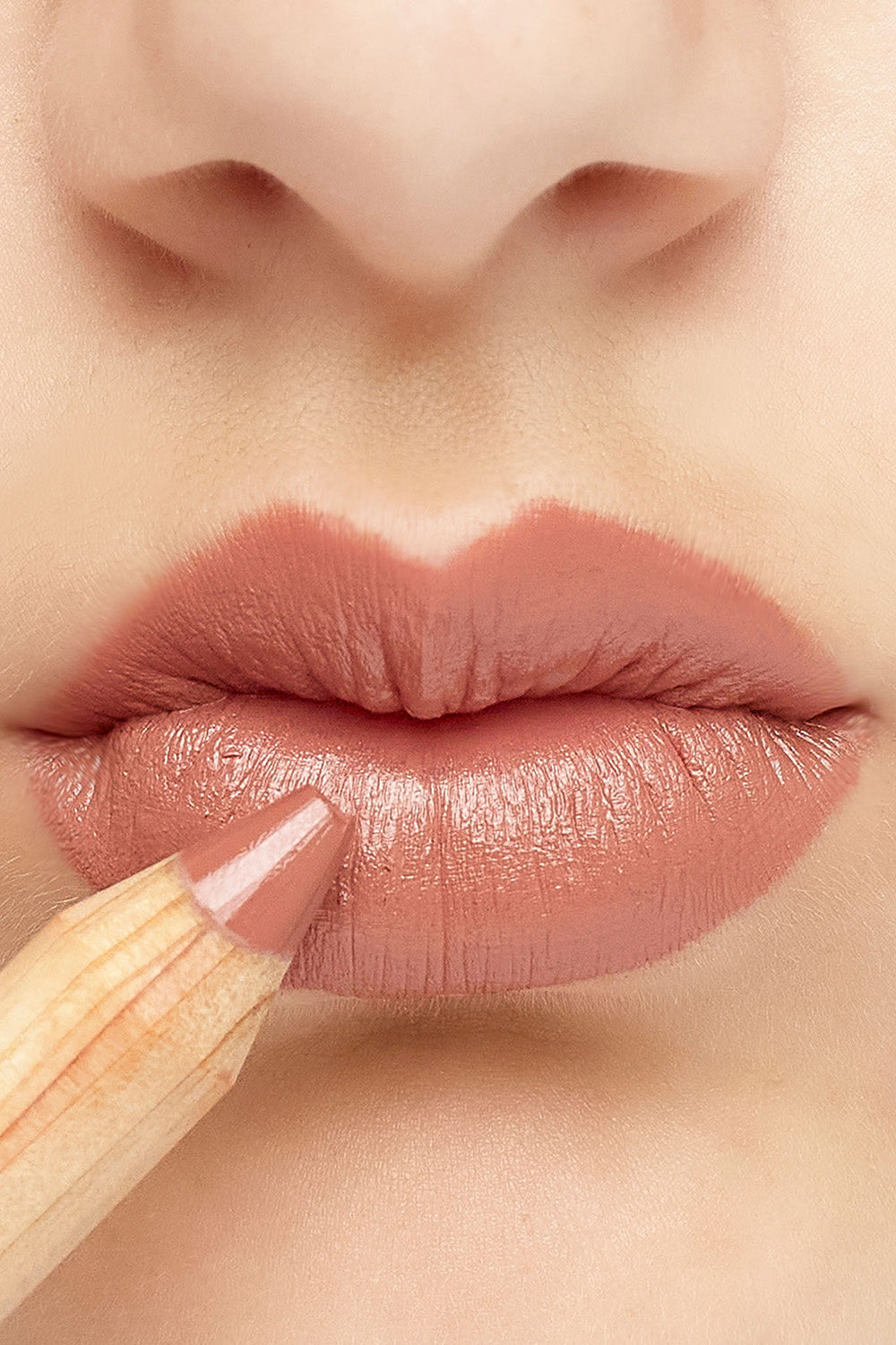 A model wearing the Lipstick Crayon Replenishment in colour Caramelkis (Pink), from the front, showing the whole outfit