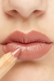 A model wearing the Lipstick Crayon Replenishment in colour Caramelkis (Pink), from the front, showing the whole outfit
