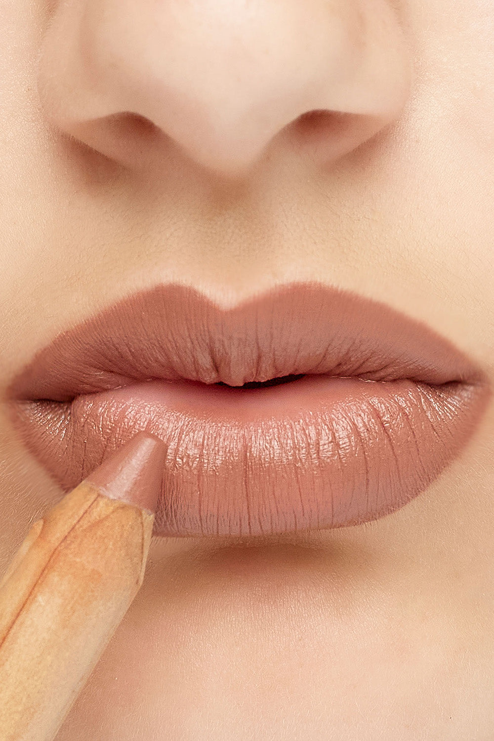 A model wearing the Lipstick Crayon Replenishment in colour Figbrulee (Pink), from the front, showing the whole outfit