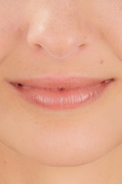A model wearing the Mandarin Spice Lip Nourish in colour Mand, from the front, showing the whole outfit