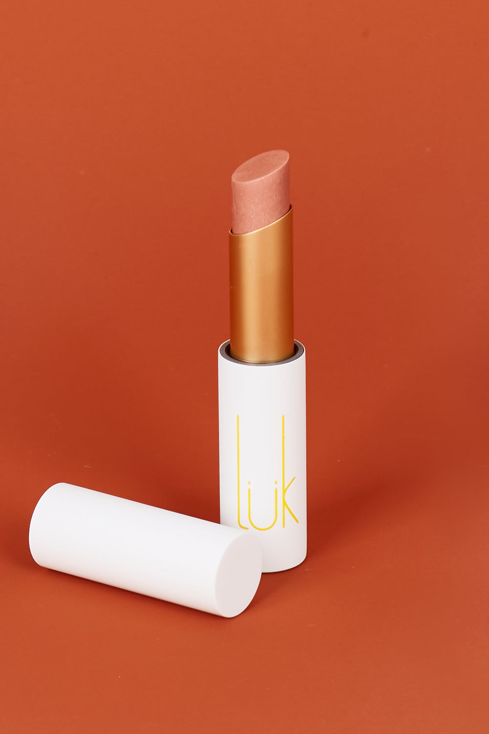 A model wearing the Peach Melon Lip Nourish in colour Orange, from the front, showing the whole outfit