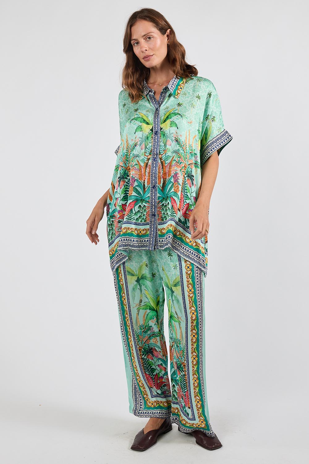 Model Genericm wearing size sample of the Zilara Pant – Mist in colour Mist, from the front