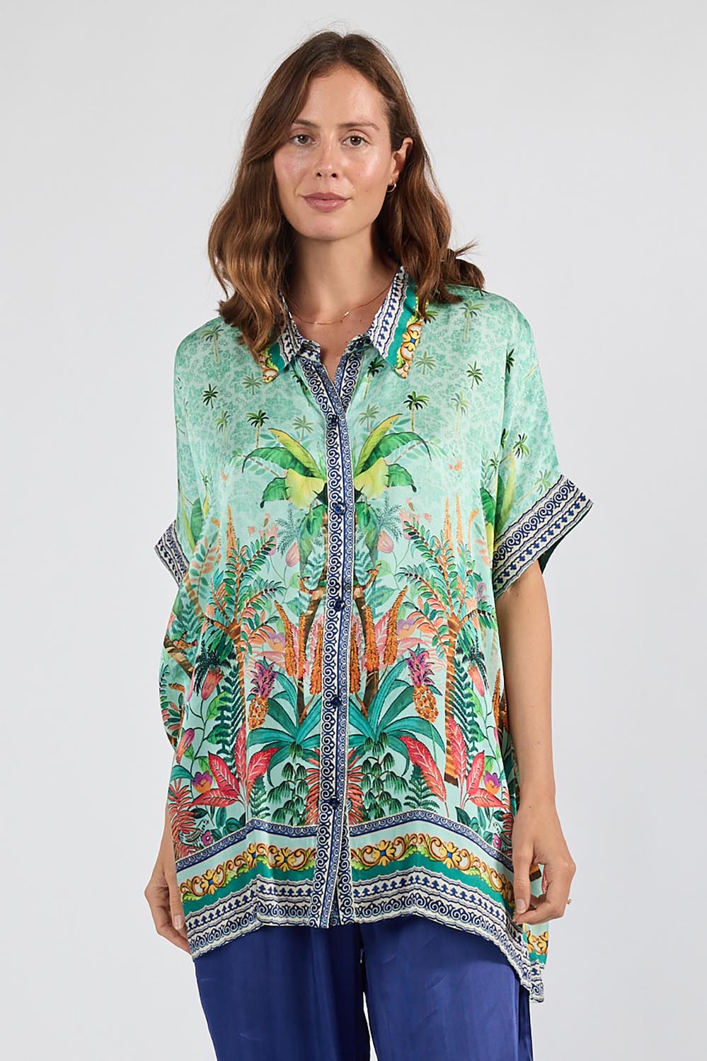 Model Genericm wearing size sample of the Zilara Kaftan Top – Mist in colour Mist, in a cropped view