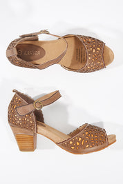 A model wearing size 7 of the Gypsy Heel in colour Greyorange (Grey), from the front, showing the whole outfit