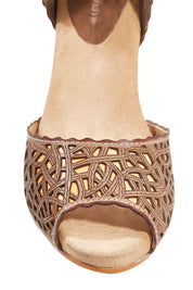 Product shot of the Gypsy Heel in colour Greyorange (Grey), detail