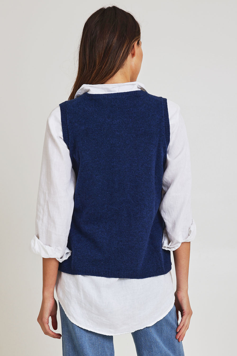 Model Madeline wearing size S of the Mitos Vest in colour Darkblue (Blue), from the back